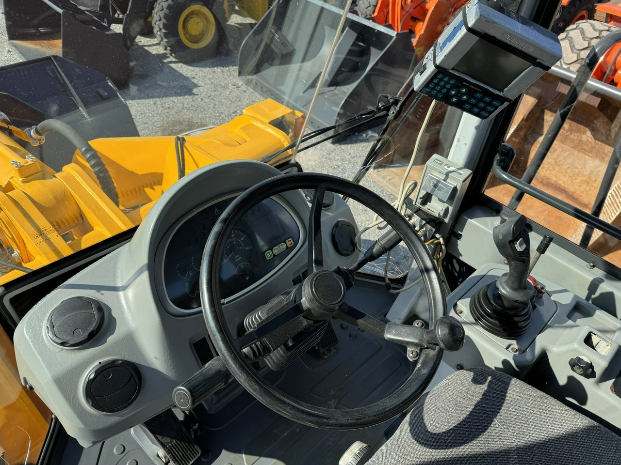 Wheel loader Hyundai HL770-7A