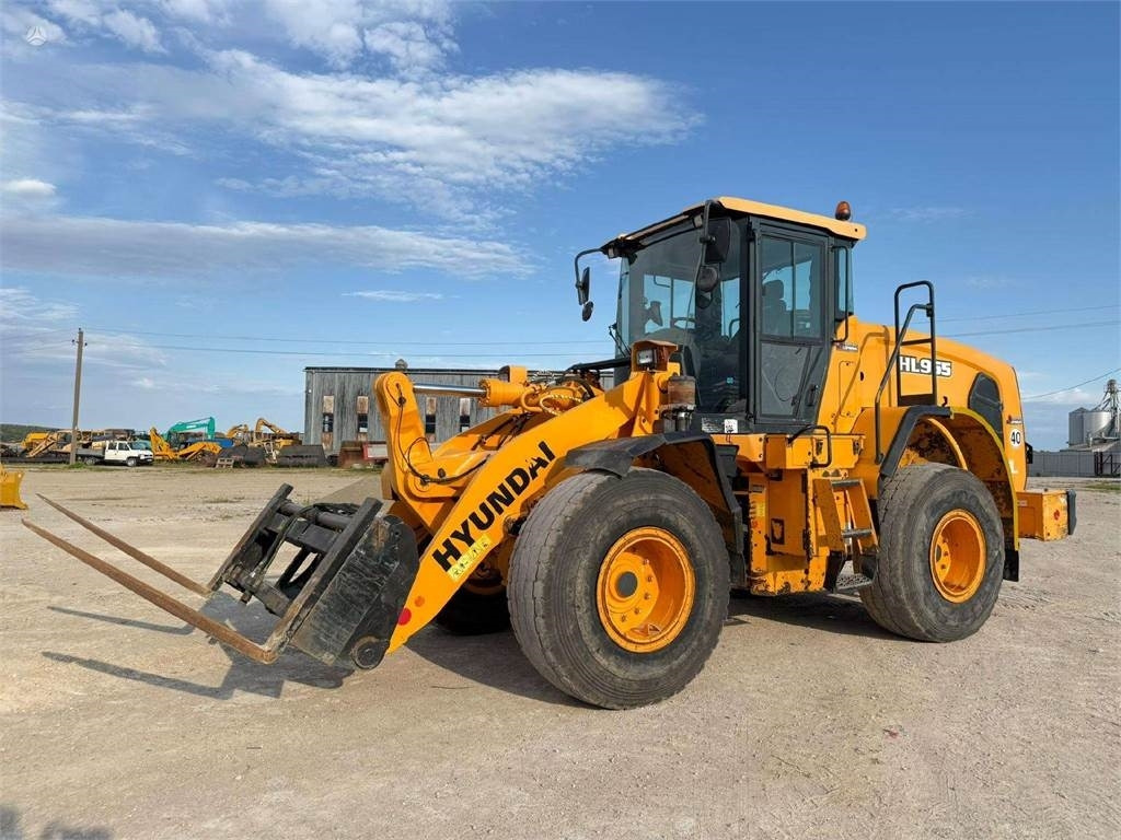 Wheel loader Hyundai HL 955