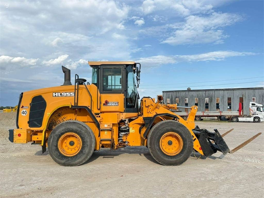 Wheel loader Hyundai HL 955