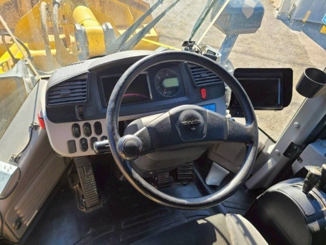 Wheel loader KOMATSU WA380-8