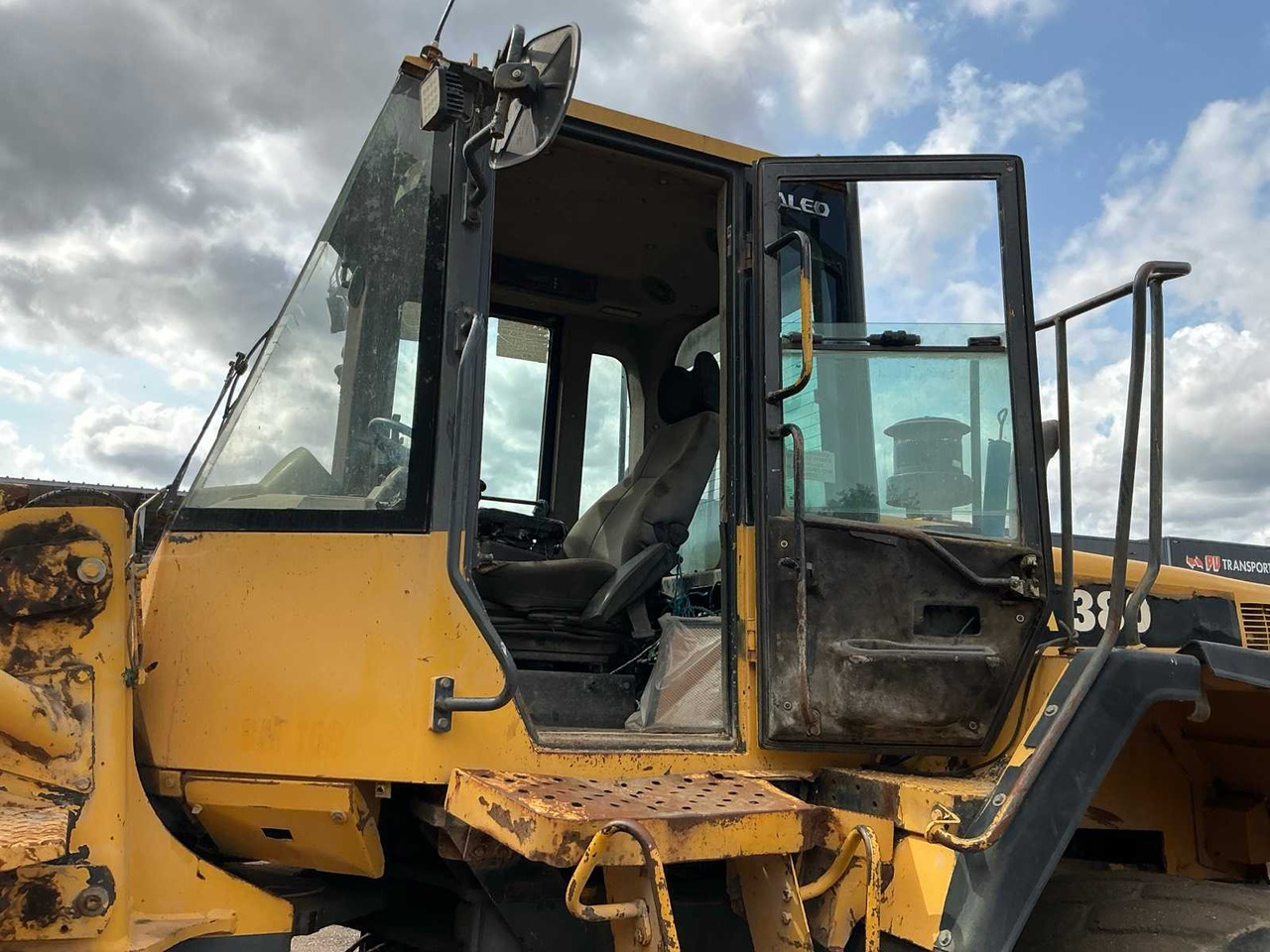 Wheel loader KOMATSU WA380 SHOVEL