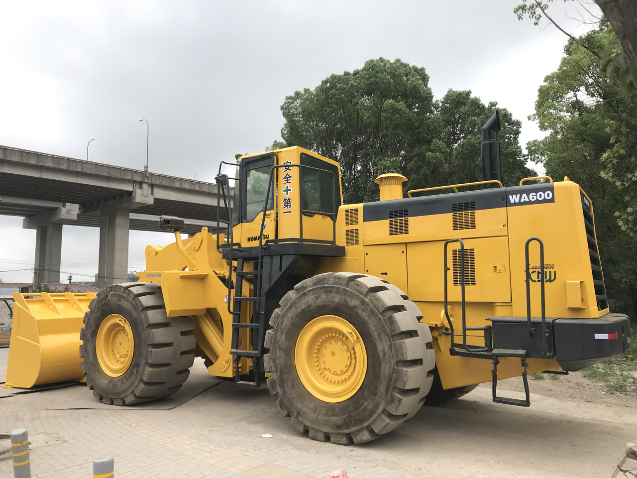 Wheel loader KOMATSU WA600-3