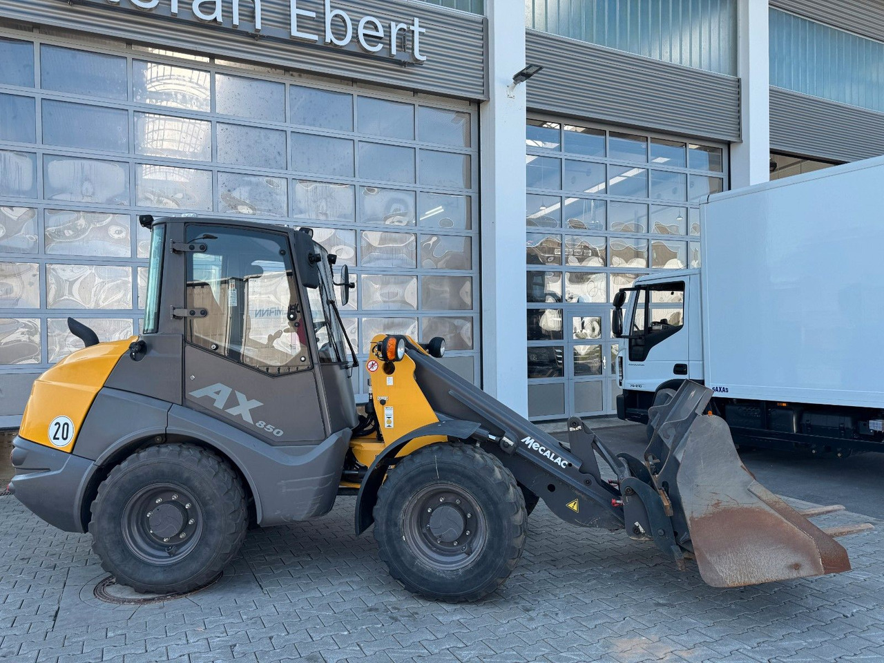 Wheel loader MECALAC AX850 / nur 671h / 11.2022 / Gabel / Schaufel