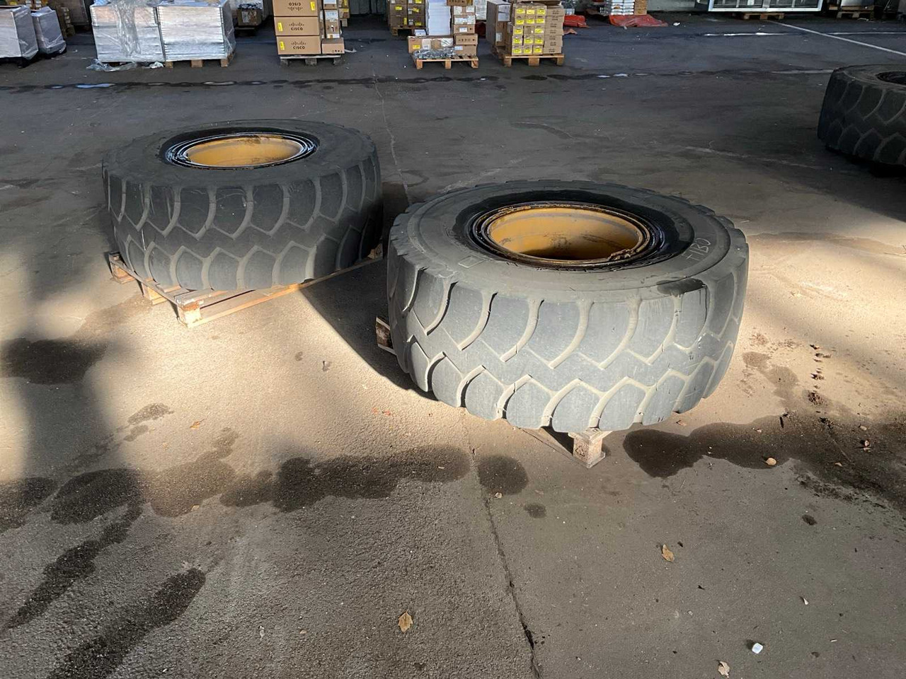 Wheel loader TYRES WITH RIMS (2X)