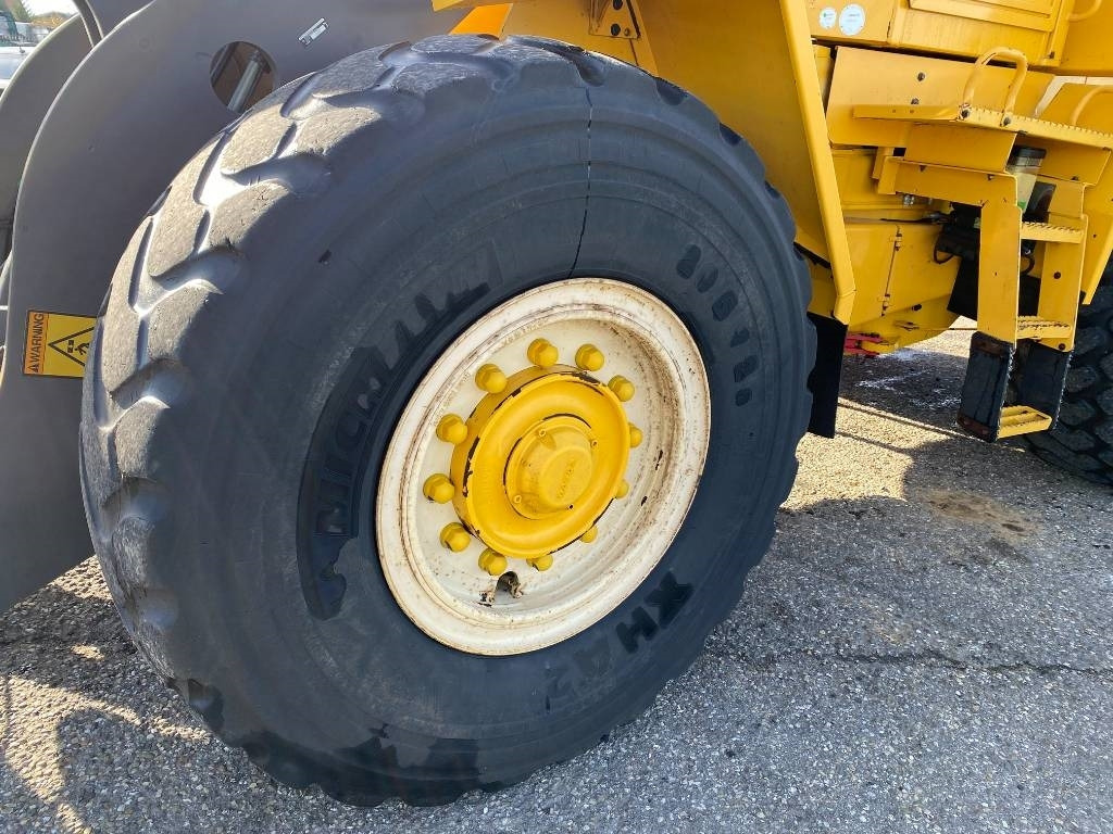 Wheel loader Volvo L90D Origine Française endommagée
