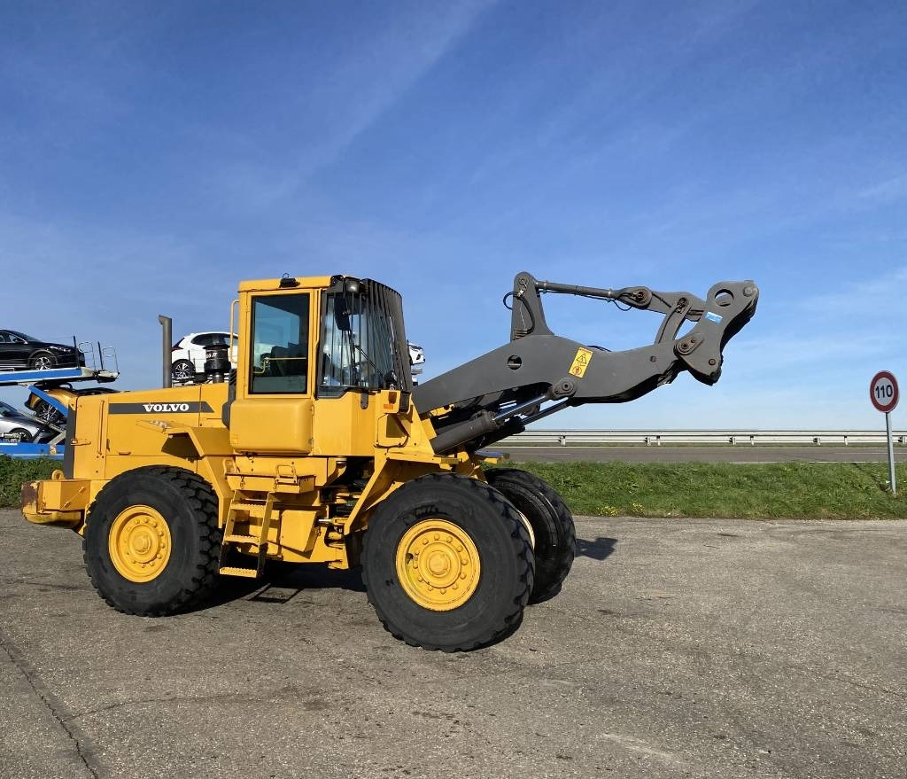 Wheel loader Volvo L90D Origine Française endommagée