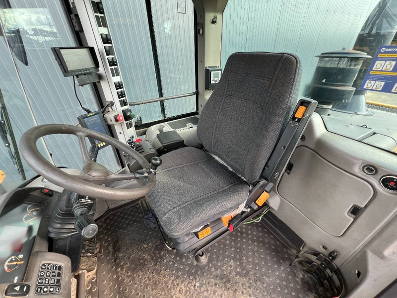 Wheel loader Volvo L90F