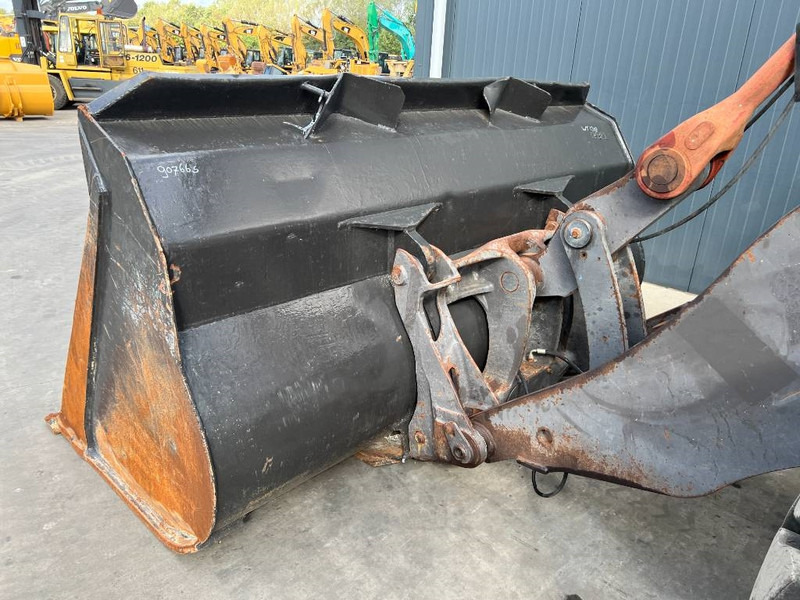 Wheel loader Volvo L90F