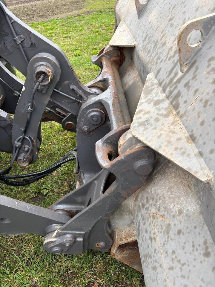 Wheel loader Volvo L 90 H (On Transport)