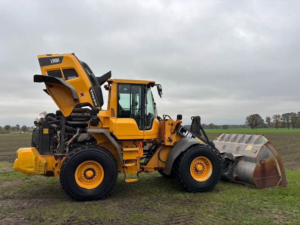 Wheel loader Volvo L 90 H (On Transport)
