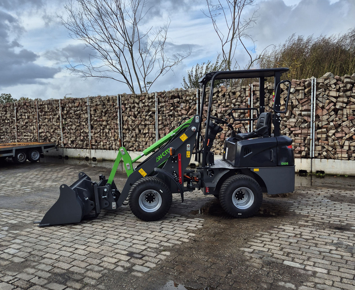 Wheel loader WCM-606