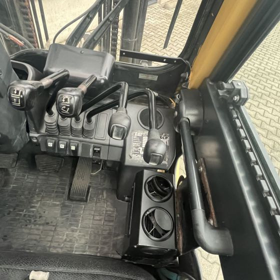 Electric forklift Caterpillar DP30NT: picture 5
