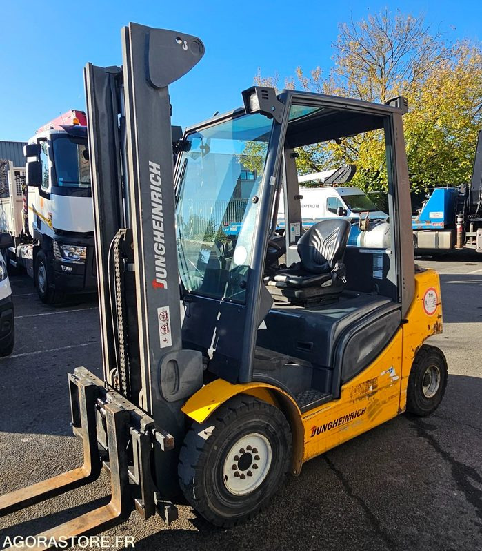 Material handling equipment Chariot élévateur Jungheinrich 2.5T