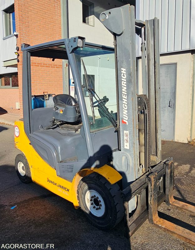 Material handling equipment Chariot élévateur Jungheinrich 2.5T