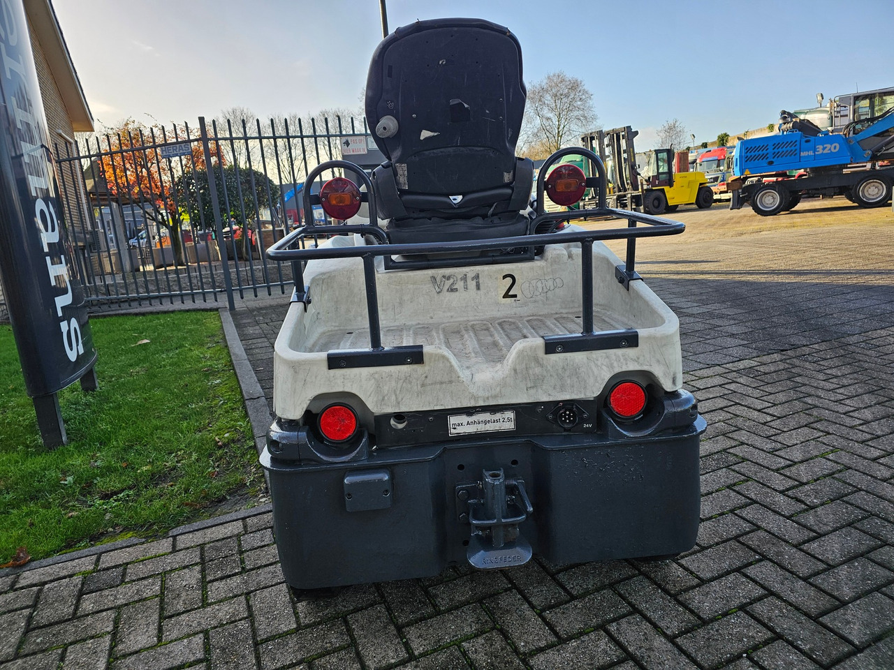 Tow tractor Still R06 Electro