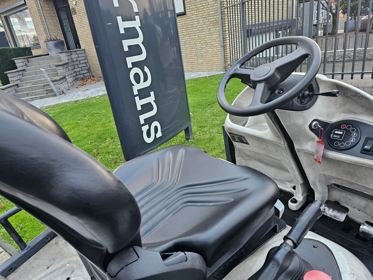 Tow tractor Still R06 Electro