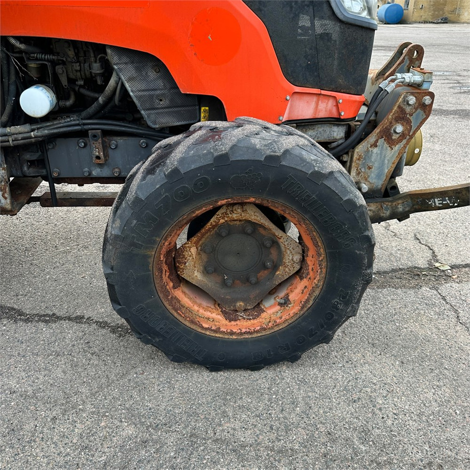 Municipal tractor Kubota N8540: picture 27