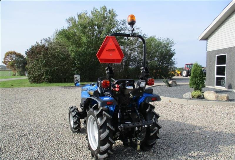 Municipal tractor Solis 26 6+2 Gearmaskine. Standardhjul og servostyrring