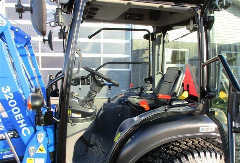 Municipal tractor Solis H26 HST Med kabine, turf hjul og frontlæsser.