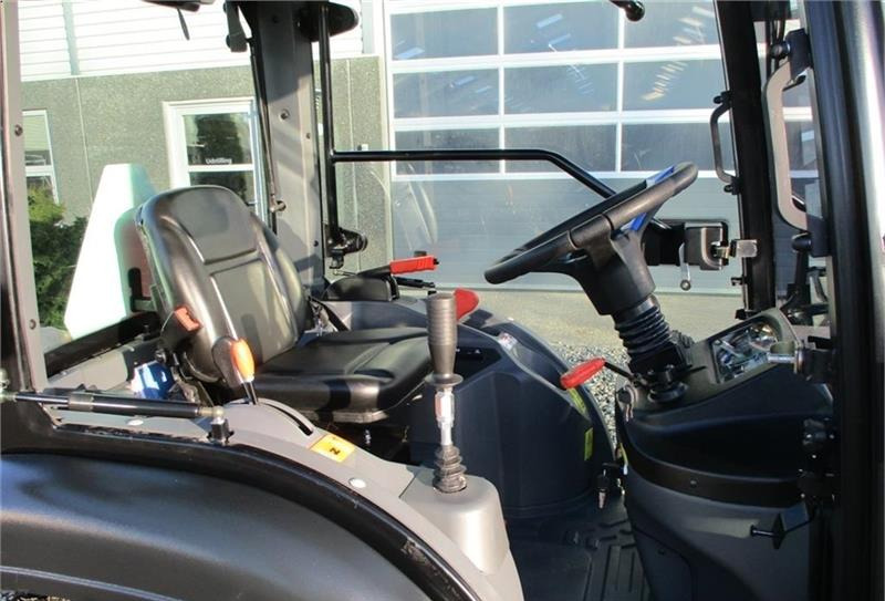 Municipal tractor Solis H26 HST Med kabine, turf hjul og frontlæsser.