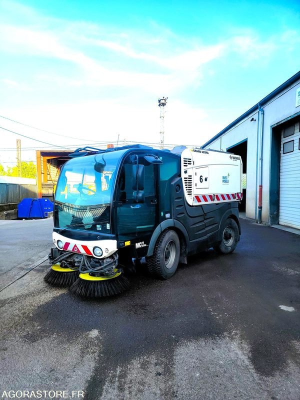 Road sweeper GRAND AZURA MC420