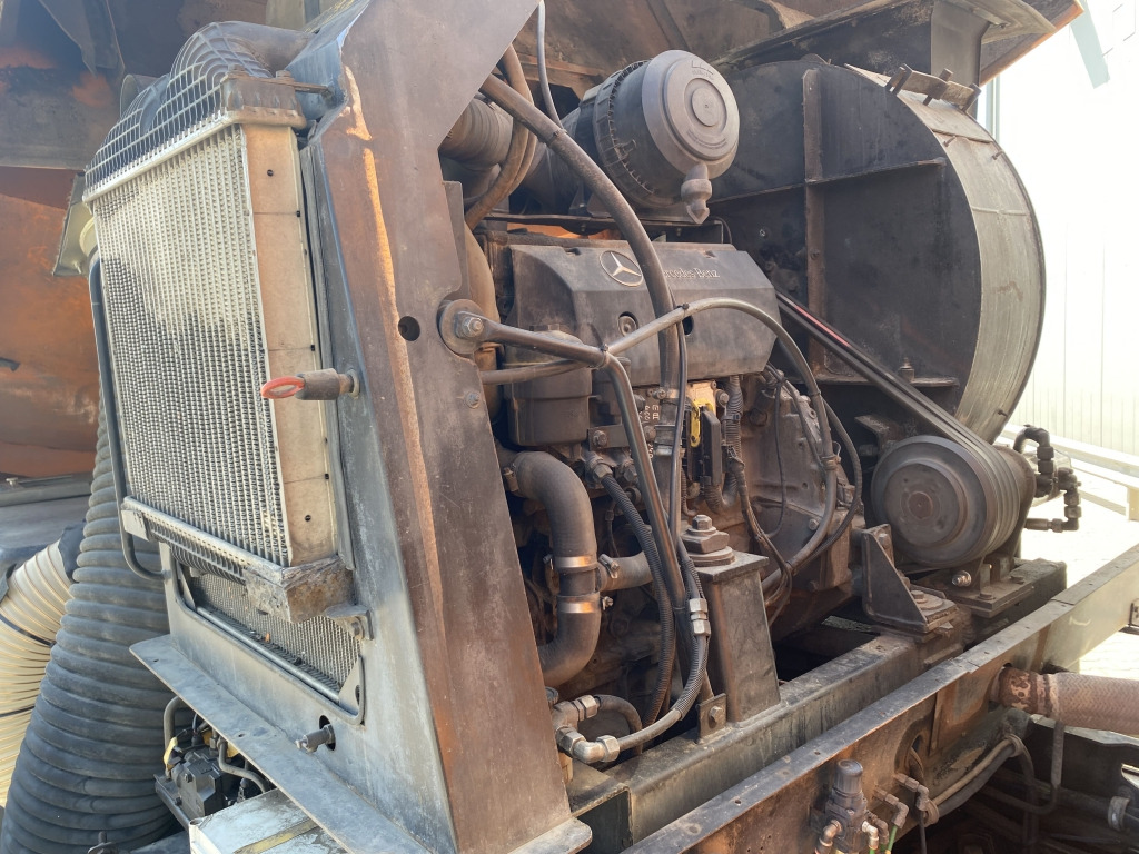 Road sweeper Mercedes-Benz 1523 L