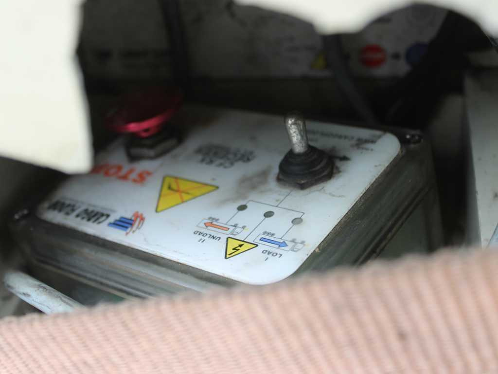 Closed box semi-trailer PEISCHL, WALKINGFLOOR, LIFT AXLE, SAF