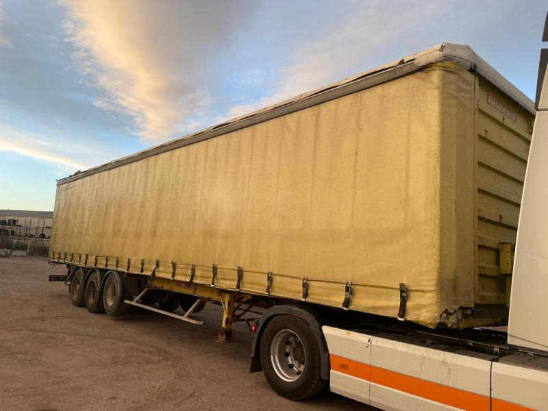 Curtainsider semi-trailer Fruehauf