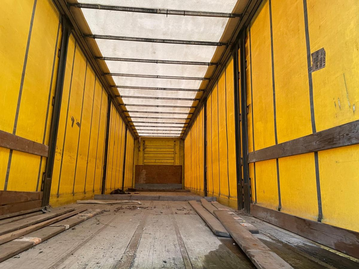 Curtainsider semi-trailer Fruehauf