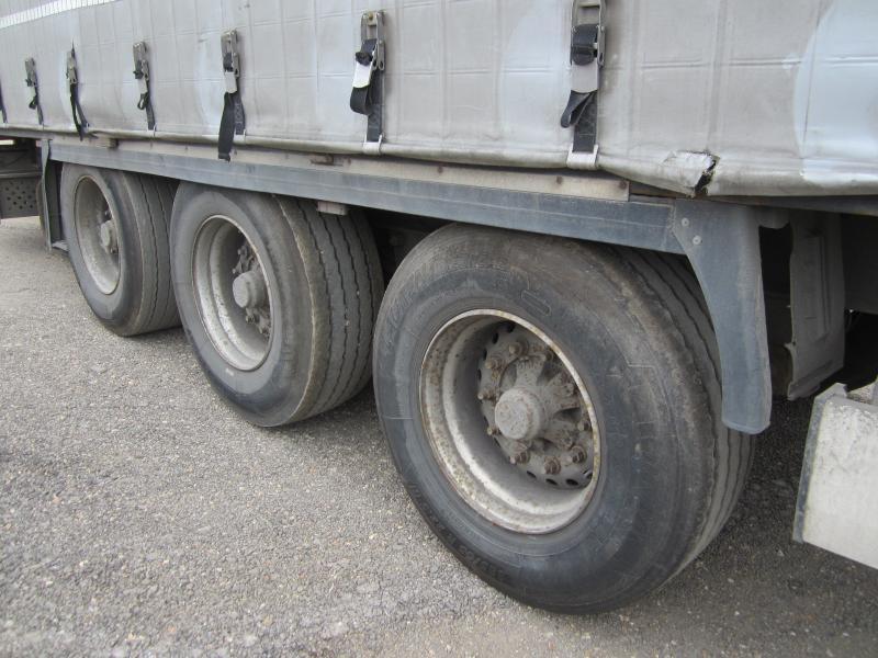 Curtainsider semi-trailer Krone