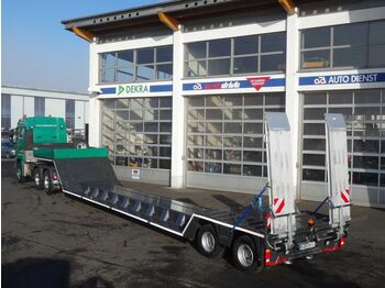 Low loader semi-trailer