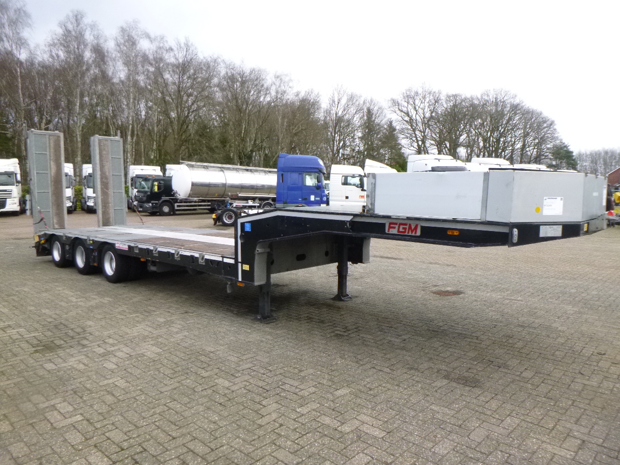 Low loader semi-trailer FGM 3-axle semi-lowbed trailer 49T + ramps: picture 2