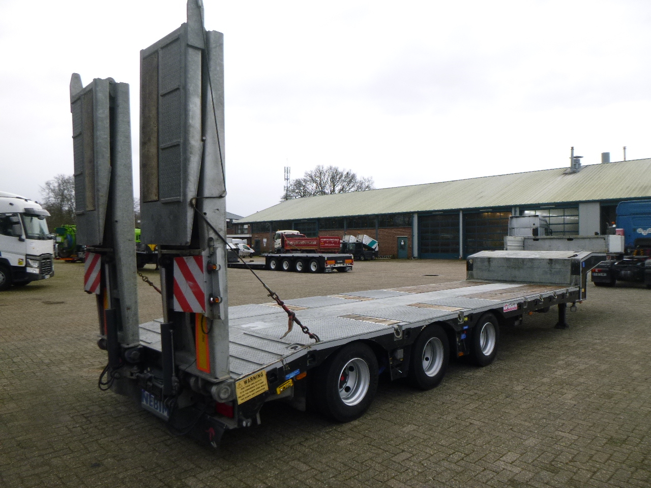 Low loader semi-trailer FGM 3-axle semi-lowbed trailer 49T + ramps: picture 4