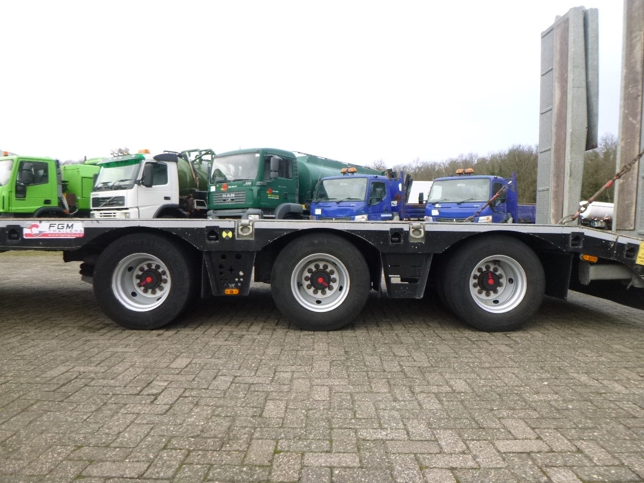 Low loader semi-trailer FGM 3-axle semi-lowbed trailer 49T + ramps: picture 5