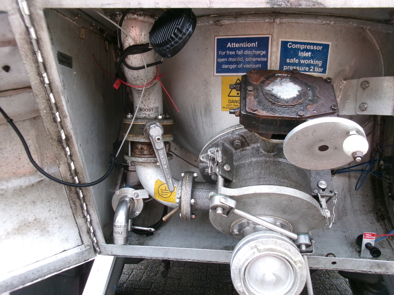 Tank semi-trailer for transportation of flour Feldbinder Powder tank alu 41 m3 (tipping): picture 7