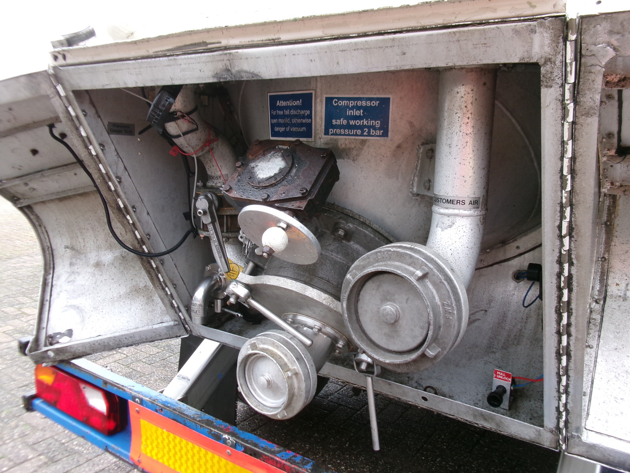 Tank semi-trailer for transportation of flour Feldbinder Powder tank alu 41 m3 (tipping): picture 8