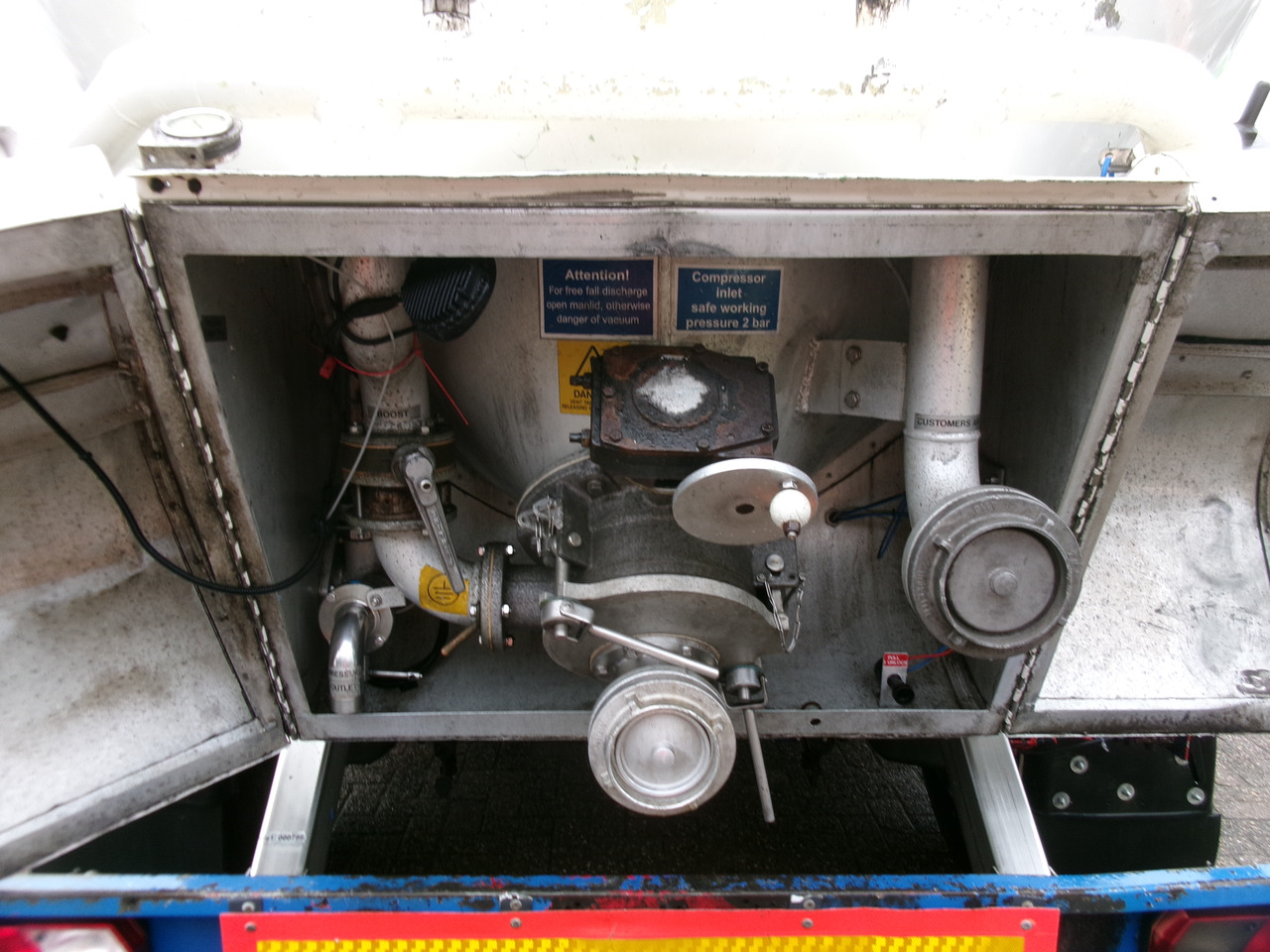 Tank semi-trailer for transportation of flour Feldbinder Powder tank alu 41 m3 (tipping): picture 6