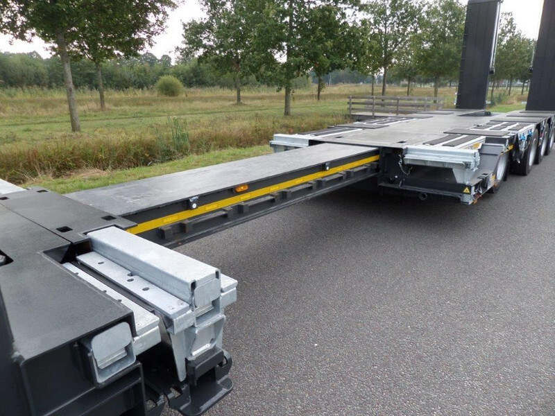 New Low loader semi-trailer Goldhofer STZ-L4(245)A: picture 3