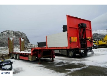Low loader semi-trailer Istrail Machine semi trailer with hydraulic driving ramps: picture 1