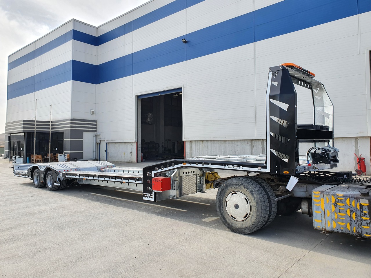 New Autotransporter semi-trailer for transportation of heavy machinery VEGA-S (2 AXLE TRUCK CARRIER): picture 11