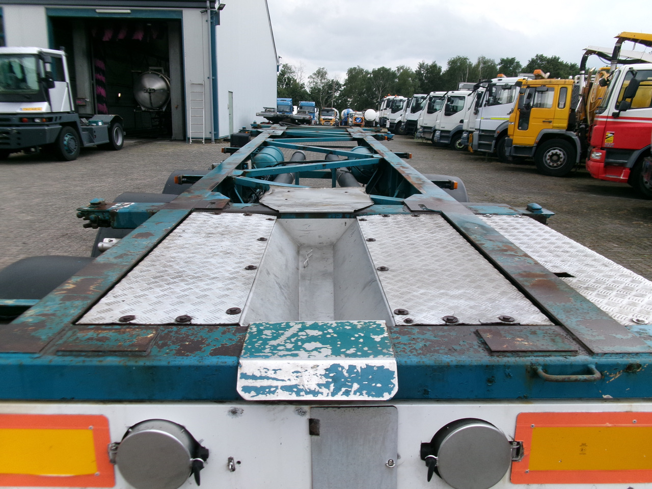 Container transporter/ Swap body semi-trailer Van Hool 3-axle container chassis 20,30 ft.: picture 6