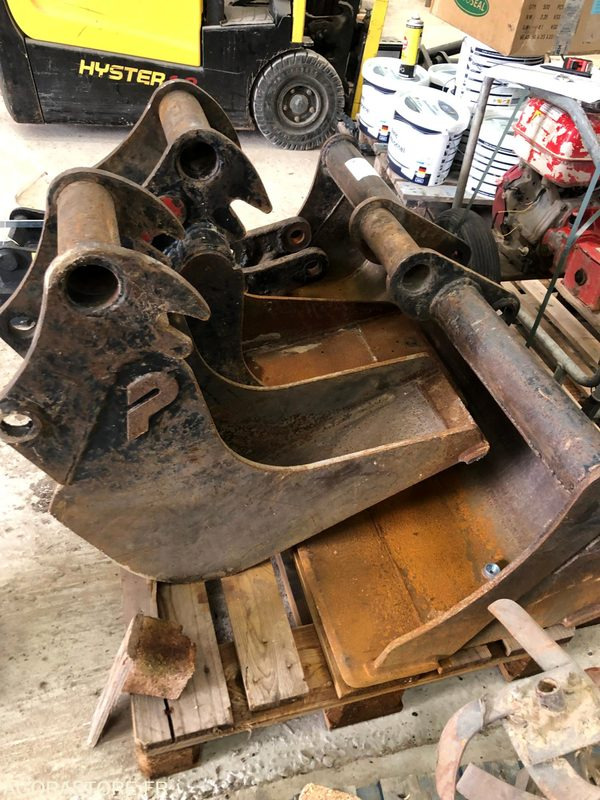 Spare parts Coupleur et 3 Godets pour pelle 3 - 4.5 T