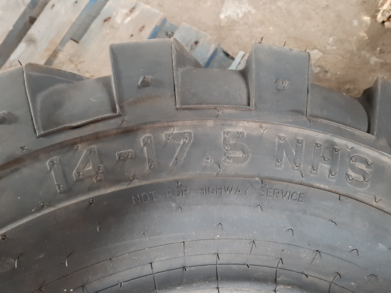 New Wheels and tires for Truck Set Of TIRE 14.00-17.5 NHS Tyre BOBCAT: picture 2