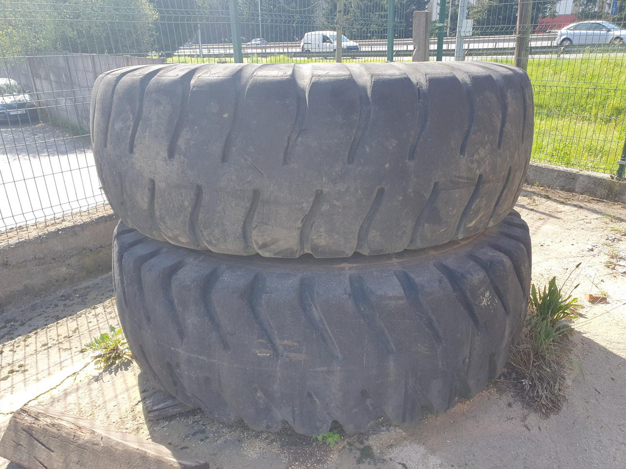 Wheel and tire package NEUMATICOS GOOD YEAR 24.00X35