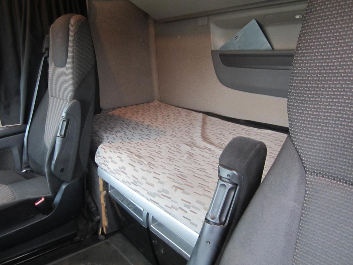 Tractor unit DAF XF105 460