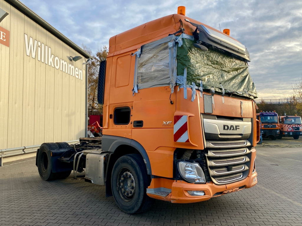 Tractor unit DAF XF 450 / UNFALL