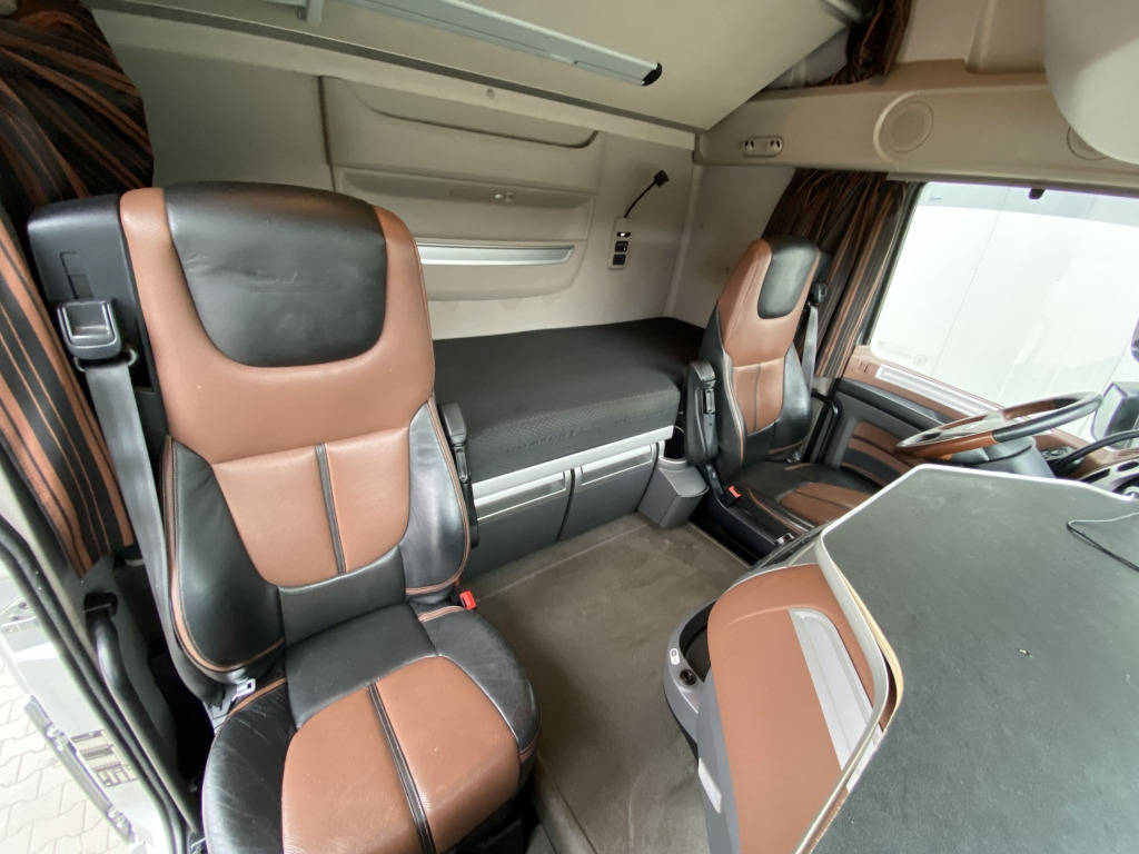 Tractor unit DAF XF 530 FT