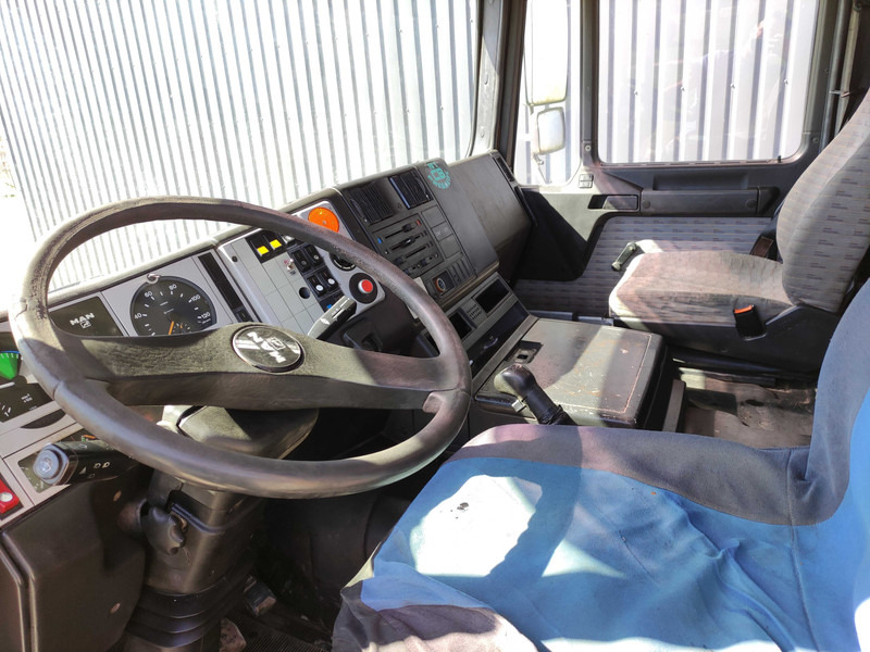Tractor unit MAN 19.403 truck tractor: picture 12