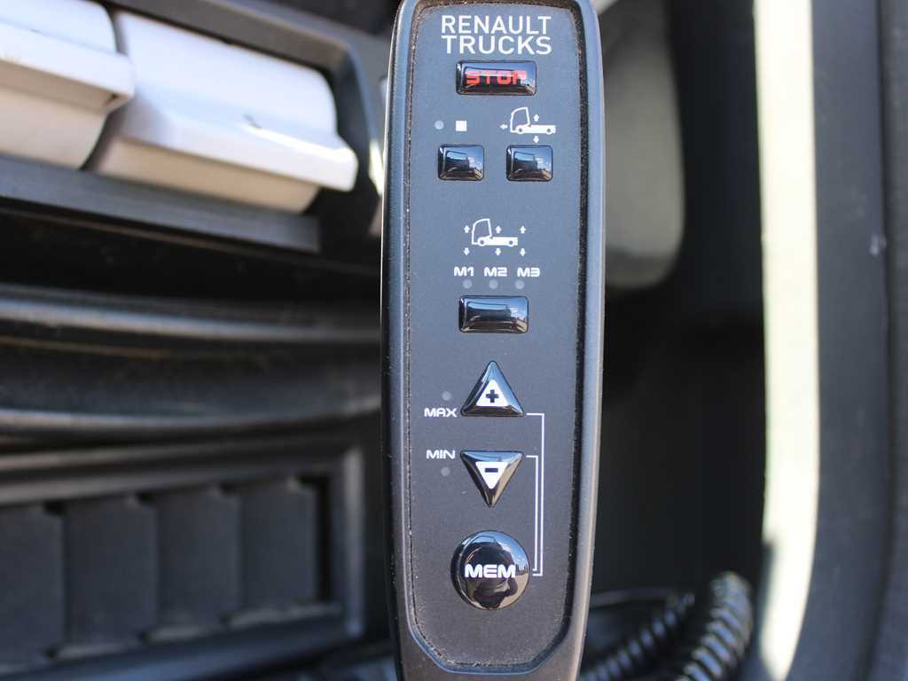 Tractor unit Renault T520, LOWDECK, EURO 6, TIRES 80%