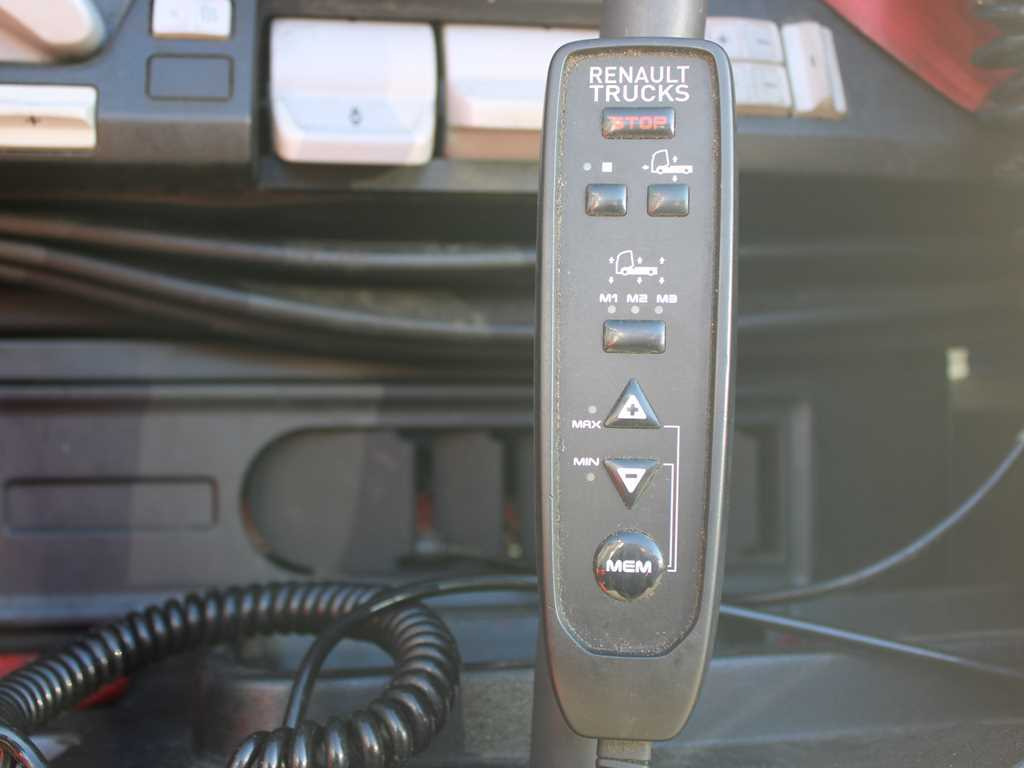 Tractor unit Renault T 520, EURO 6, LOWDECK, TIRES 80%